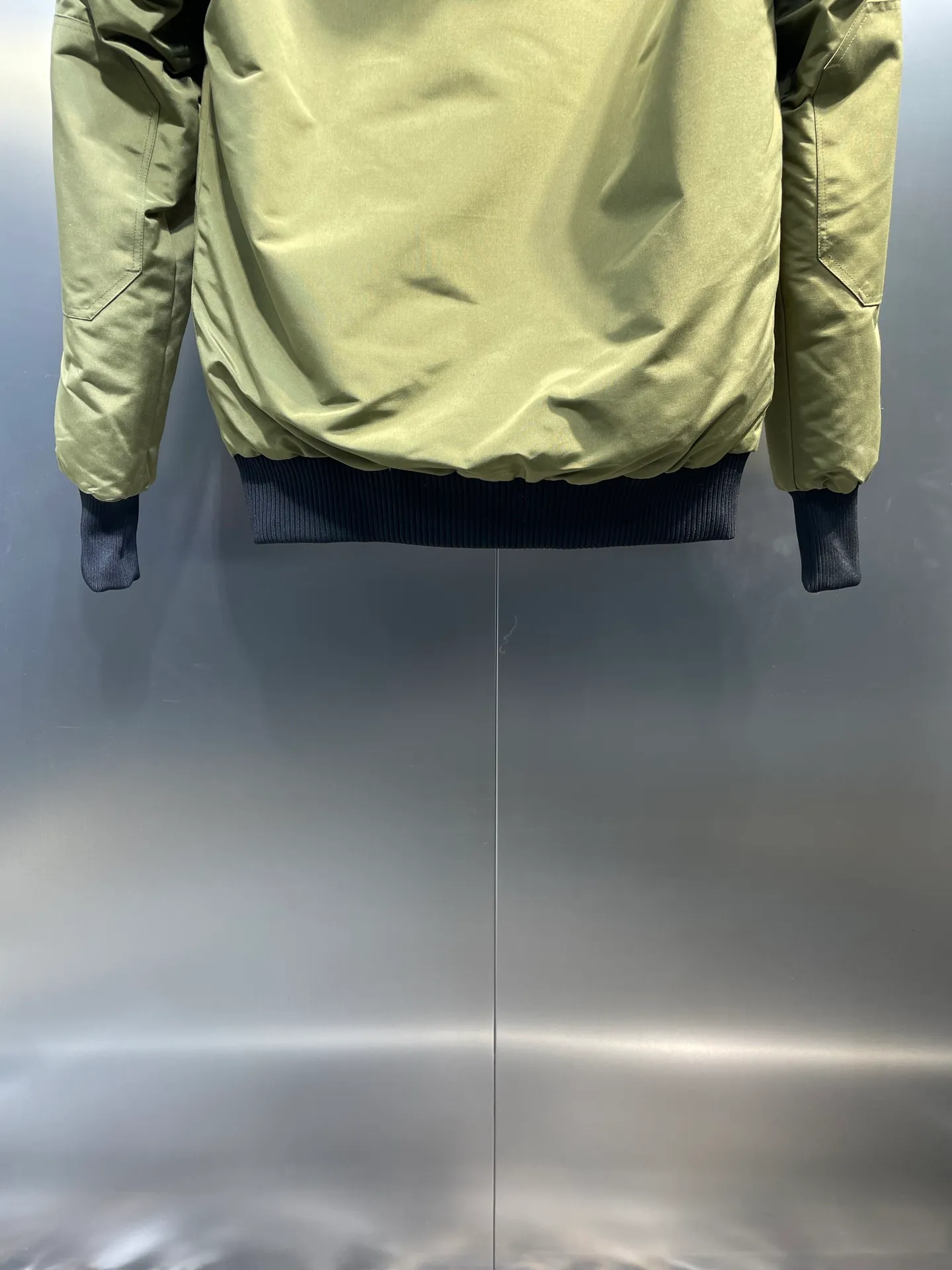 P780 high-end version Canada Goose Canada Goose #Chilliwack 7999M bomber jacket short down jacket/01 model #Men and Women Same Style# ➖ Genuine synchronous anti-counterfeiting chip sensor! ➖ Imported 21S polyester-cotton blended original fabric [last year’s 16S/18S hard fabrics have been completely eliminated, this year all use 21S genuine synchronous fabrics, the soft mid-strap feels delicate and textured], genuine synchronous Feather-Light 10D waterproof coating fabric, made of 84.5 polyester fiber and 15.5 cotton, 100% the best feel in the entire network! ➖ The genuine official website is synchronized with the national standard 80 white duck down, you can check the official website customer service, there will never be a series of misleading claims such as 90 down or goose down! ➖ Using the best nylon lining with double double-layer sealing design, velvet-proof No. 7 needle + grid-filled down ready-made garments, there is 100% no so-called velvet running! ➖ The cuffs are designed with thickened seamless threads, and the collar and pockets are lined with top-quality polar fleece to keep you warm and comfortable! ➖ Yoshida YKK provides original custom-made electroplated sliders. YKK two-way lockable zippers are tight and smooth and will not peel off paint! ➖ 3M composite guarantees that the Velcro is the same as the original, durable, and all accessories and hardware are custom-made! ➖ Imported BEHRINGER embroidery machine to customize the 10,000-needle embroidery logo, 98% of which can be reproduced to restore the original logo. You can check and compare on the official website! ➖ The fur collars are all made of large pieces of Western Canadian blue wolf hide, ensuring that each fur collar is 13-15cm wide!   Size:XS-XXL